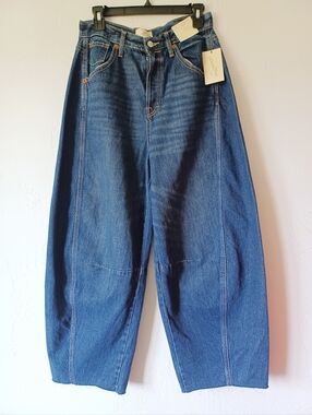 NWT Universal Thread Curved Leg Barrel Style Ankle Jeans